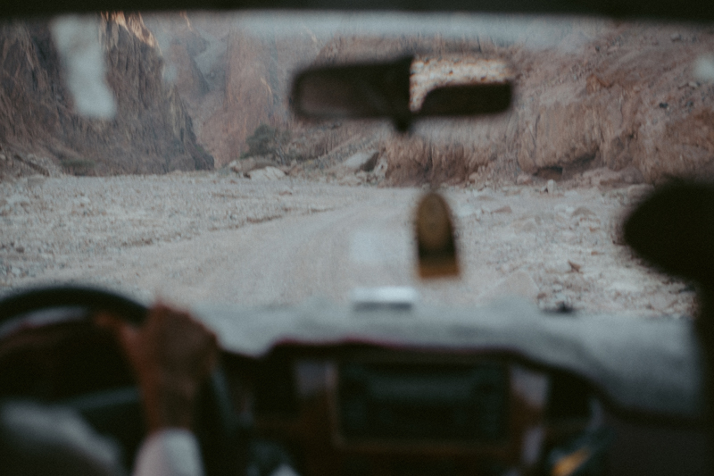 vista desde dentro de un coche yendo por un cañon del desierto del Sinaí
