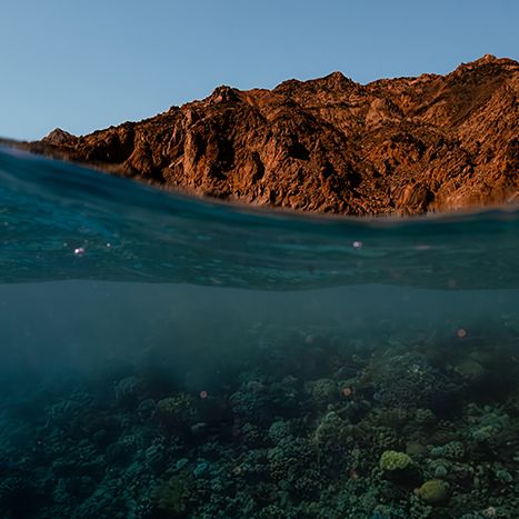 por abajo el arrecife de dahab, por encima las montañas del Sinaí