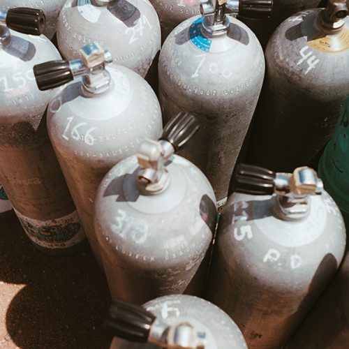botellas buceo apiladas una al lado de la otra