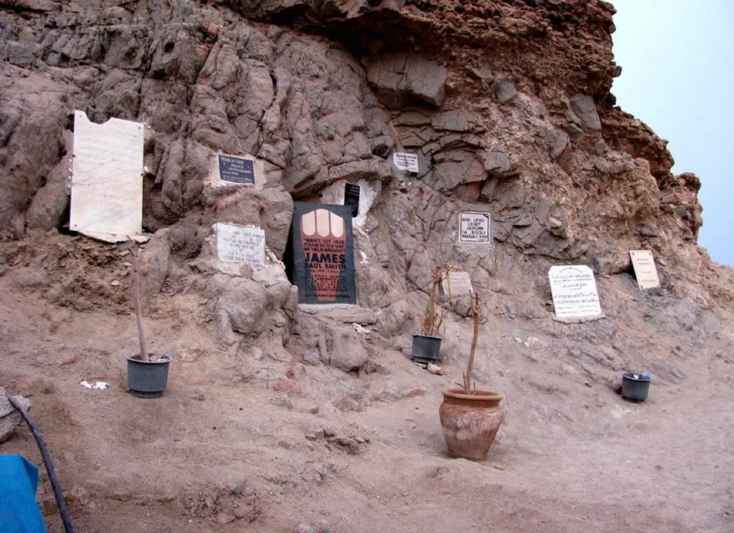 memorial en una de las paredes del Blue Hole en Dahab
