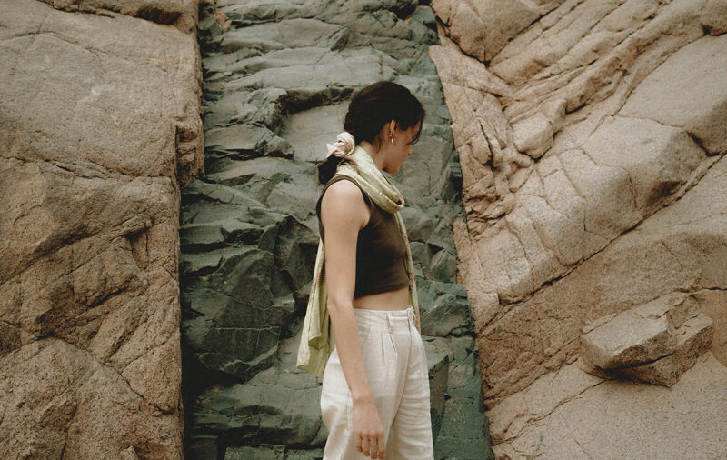 mujer caminando por el sinai