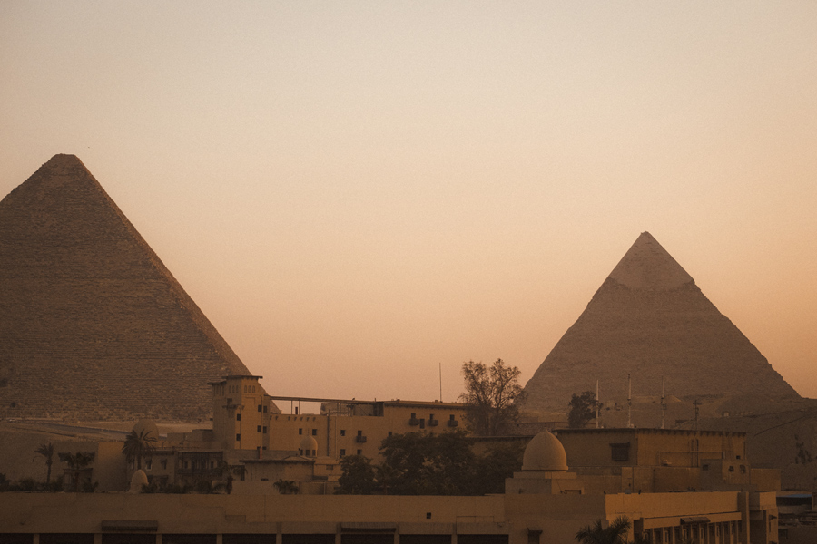 vista de las azoteas de Giza y las pirámides de fondo