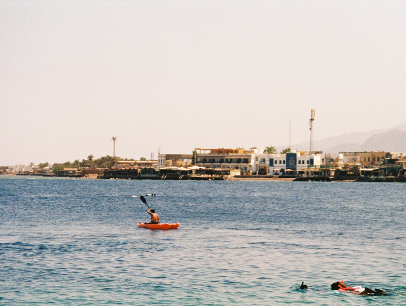 imagen de kayak en la bahía de Lighthouse, Dahab