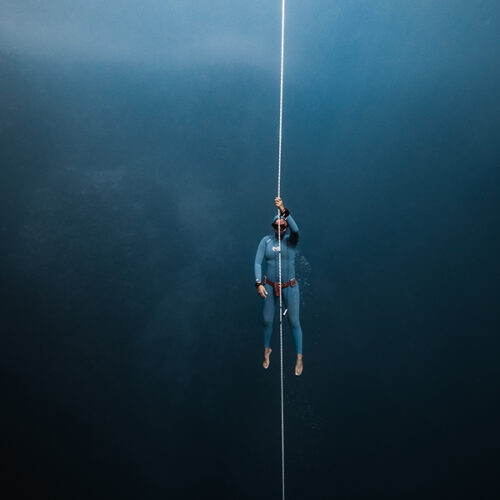 Apneísta en la línea en el BLue Hole en Dahab, Egipto