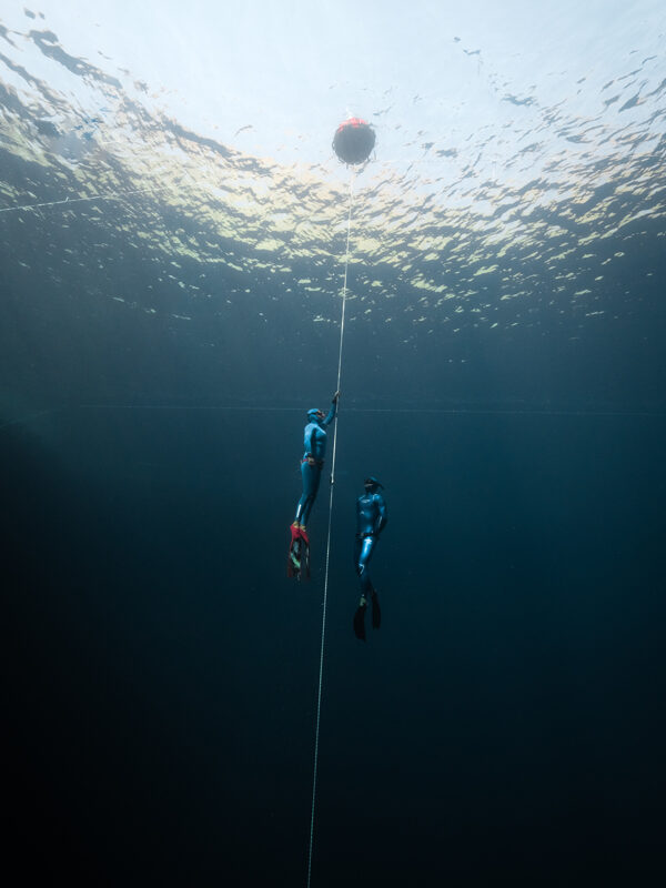 apneístas en la línea haciendo freediving en Blue Hole en Dahab