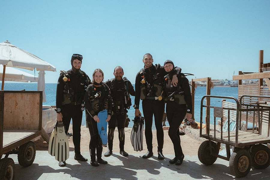 Grupo de alumnos del curso PADI Open Water preparados para una jornada de buceo en Dahab