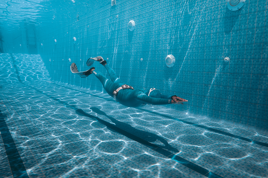 Alumno practicando apnea dinámica en piscina durante un curso AIDA 2
