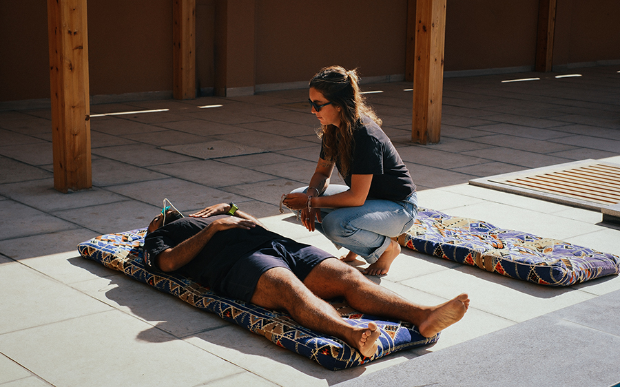 Ejercicio de respiración y relajación previo a una inmersión de apnea en Dahab