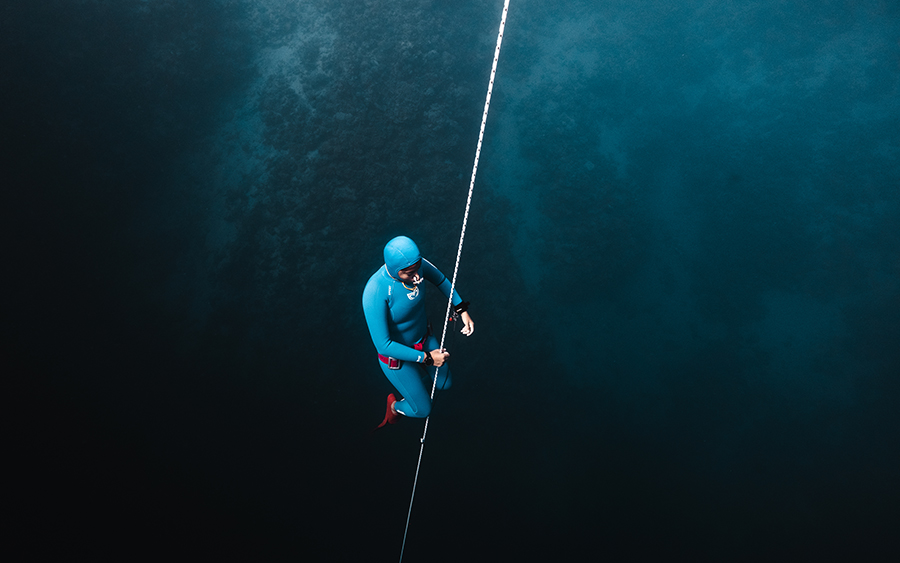 Apneista ascendiendo en el blue hole en Dahab