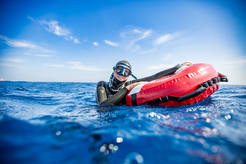 Irina Barbera, instructora de apnea y SHARE Equalization, entrenando en aguas abiertas en Dahab, Mar Rojo