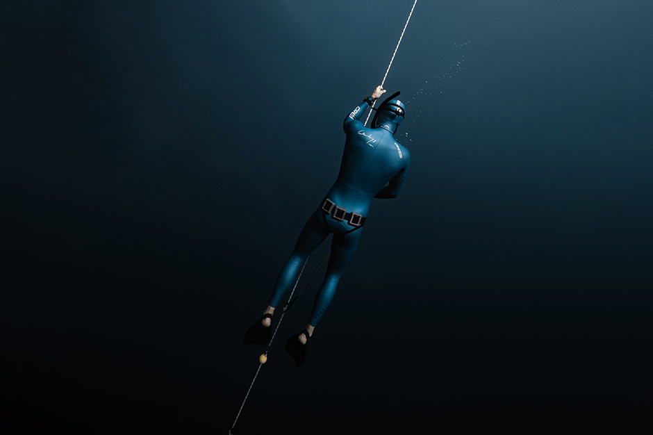 Apneísta ascendiendo por el cabo durante una inmersión de apnea en Dahab