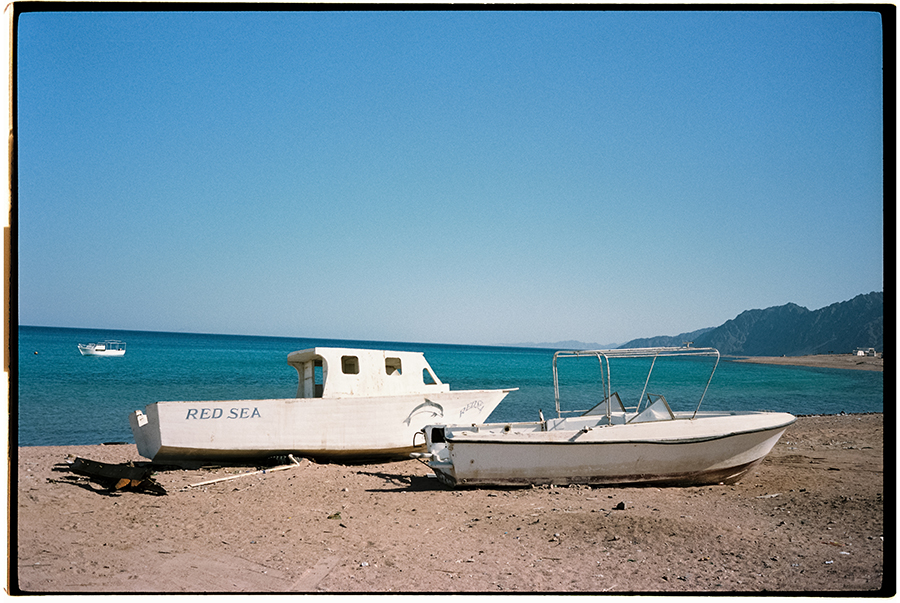 Barcas junto a la costa de Dahab, Egipto