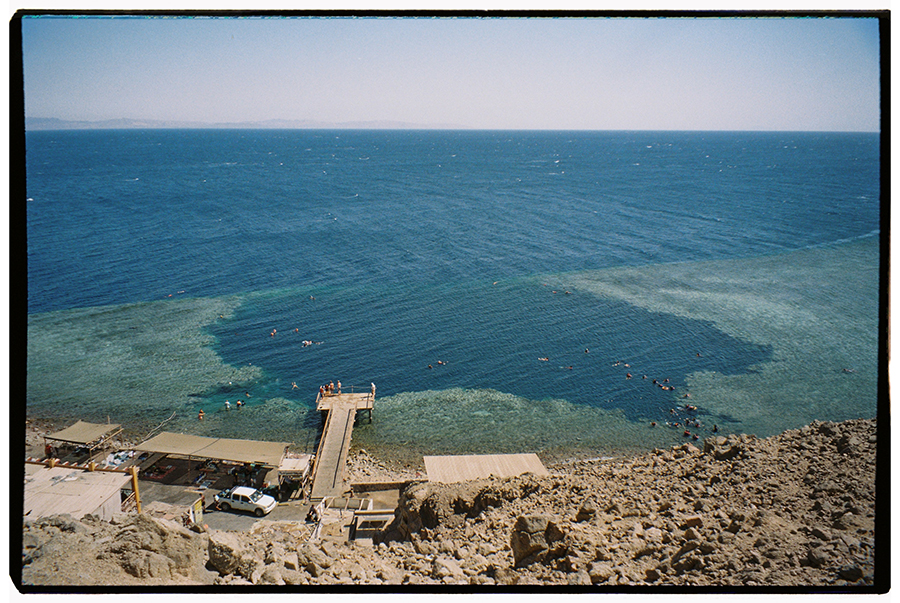 Vista del blue hole y el arrecife del Mar Rojo en Dahab